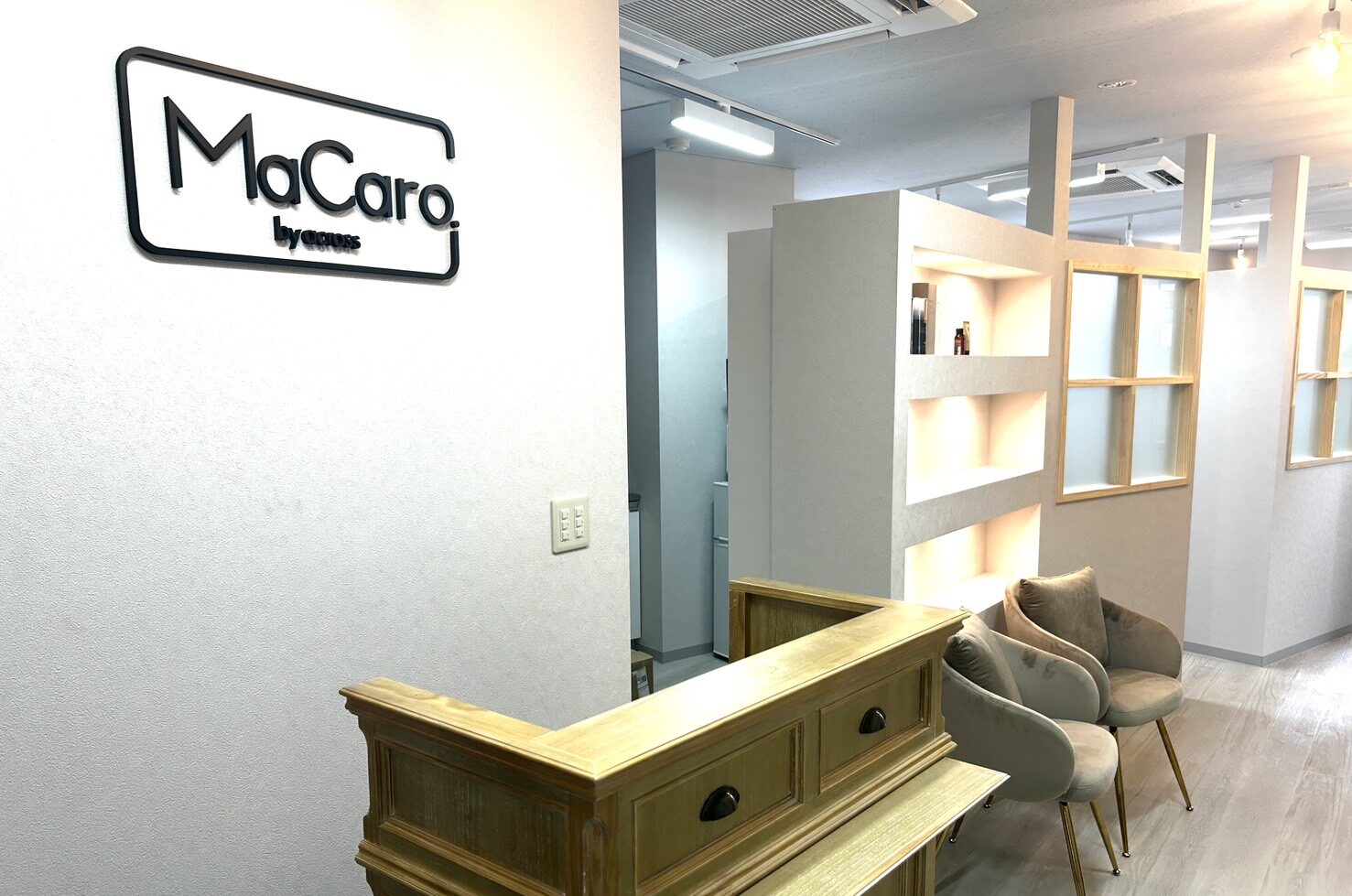 個室型ヘアサロン　MaCaro.by across